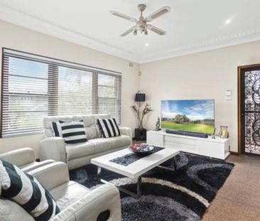 Beverly Hills - Photo 1