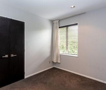 Executive 4 bedroom pet friendly home! - Photo 3