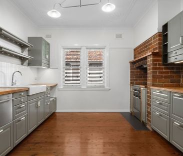 Centre of Town - Photo 3