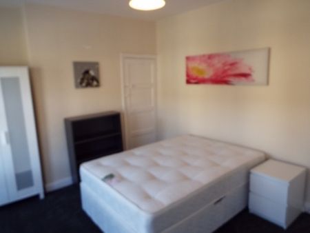 Fantastic 4 Bedroom Student House - Photo 5