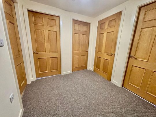 2 bedroom Flat To Let - Photo 1