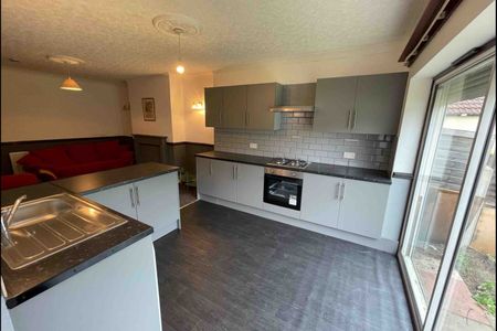 St Annes Road 5 Bedroom House - Photo 2