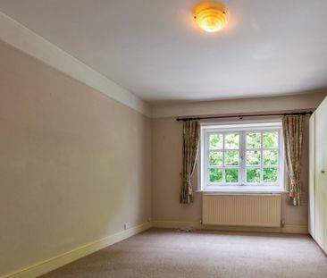 Salisbury, ., Wiltshire - Photo 5