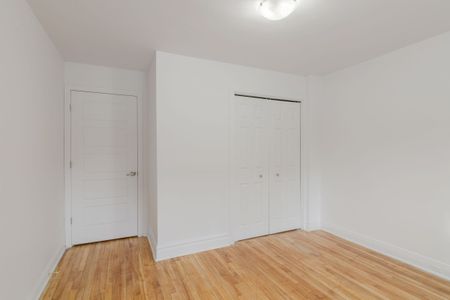 4585 Av. Dupuis - Photo 2