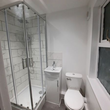 London road Room 6 - Photo 5