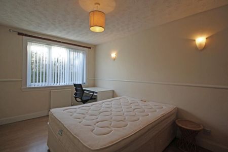 3 bedroom flat to rent - Photo 4