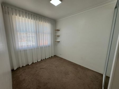 Stunning Renovated 2 Bedroom unit in quiet location - Photo 5