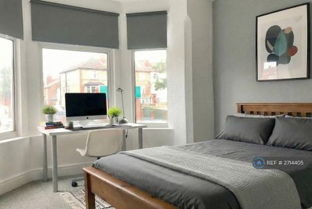 4 bedroom terraced house to rent - Photo 3