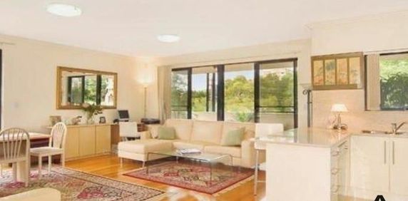 Stylish, spacious 2 bedroom, 2 bathroom apartment with huge terrace - Photo 2