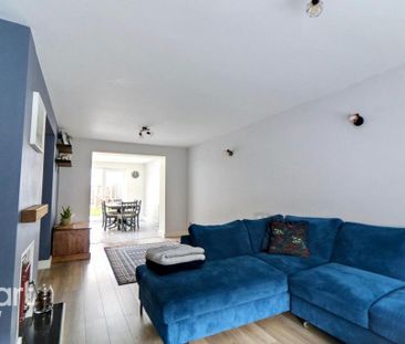 3 bedroom end of terrace house to rent - Photo 3