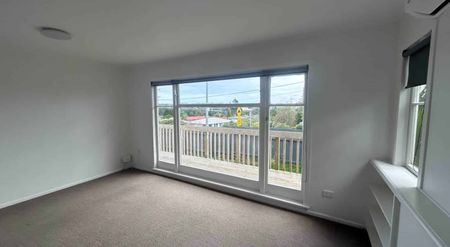 Hottest Price in Town - Priced Reduced $600p/w - Photo 3