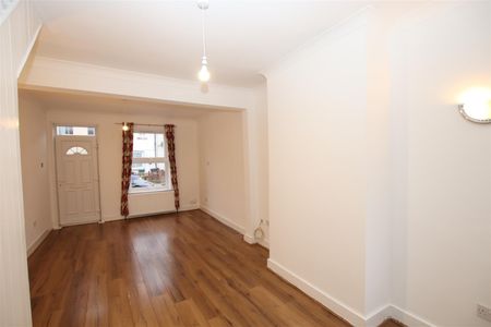 3 bedroom Terraced House to let - Photo 4