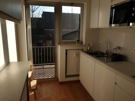 Volledig gerenoveerd appartement op de 2de verdieping, ideaal gelegen in het centrum van Kraainem en op wandelafstand van het Jourdain Park. - Foto 4