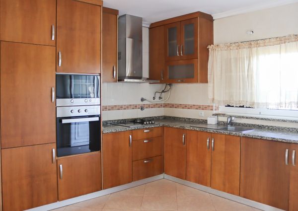 Floor of 2 bedroom villa, partially furnished and semi equipped in Requeixo!