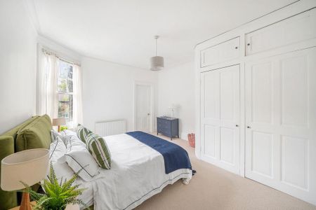 3 bedroom flat to rent - Photo 4