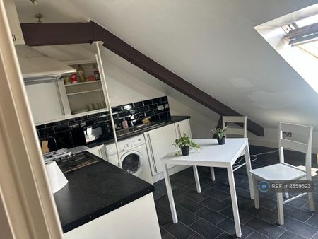 1 bedroom in a flat share to rent - Photo 5