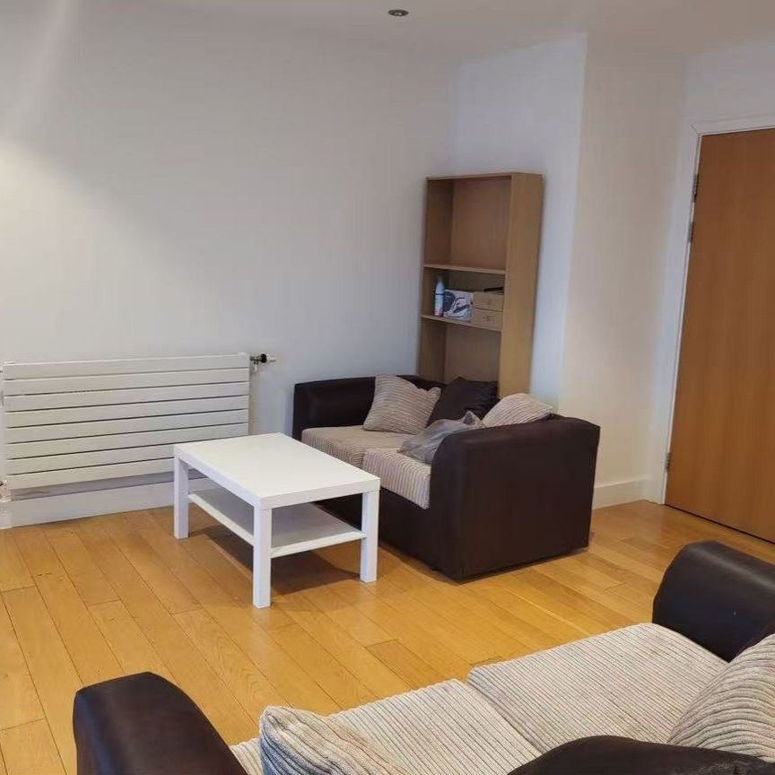 2 Bed Flat, Barking Road, E16 - Photo 1