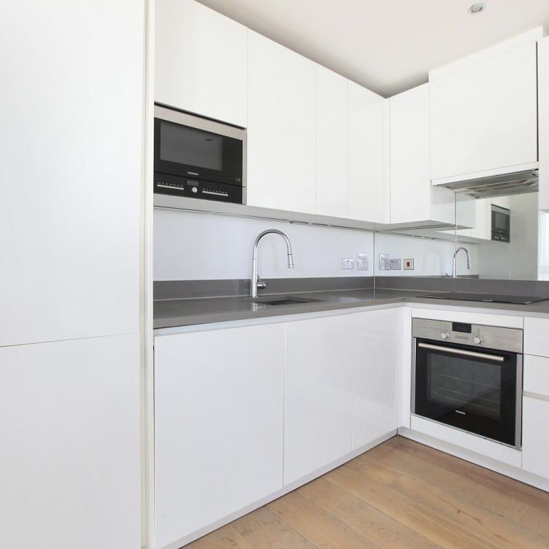 2 bedroom flat in St Luke's Avenue - Photo 1