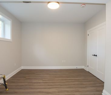 **NEWLY RENOVATED** 1 Bedroom Lower Unit in Welland!! - Photo 4