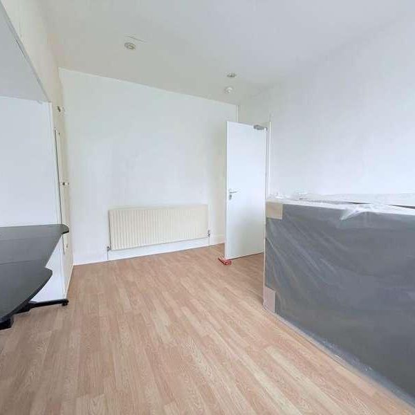 Surbiton, Surrey, KT5 - Photo 1