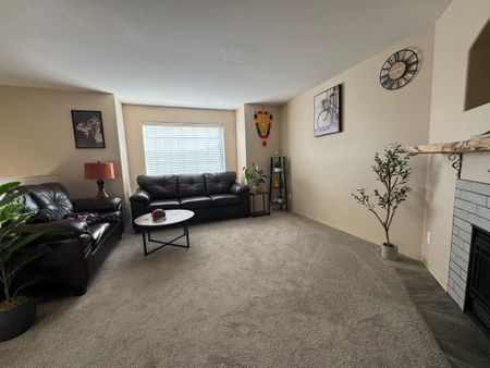 MODERN 4 BEDROOM FULL HOUSE IN BLACKFALDS! - Photo 2