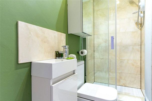 4 bedroom end of terrace house to rent - Photo 1