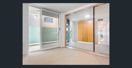 Coastal Luxury Living – Beachfront Apartment - Photo 2