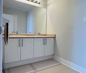 For Lease - 936 Goring Circle, Newmarket, Ontario - Photo 2