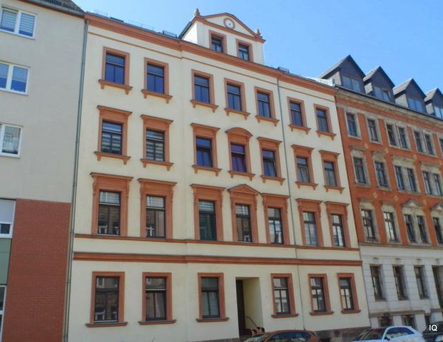 Freundliche 3-Zimmer-Wohnung mit Laminatboden, großem Balkon (Hofseite), Badewanne & Einbauküche - Photo 1