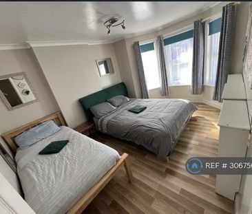 4 bedroom semi-detached house to rent - Photo 6