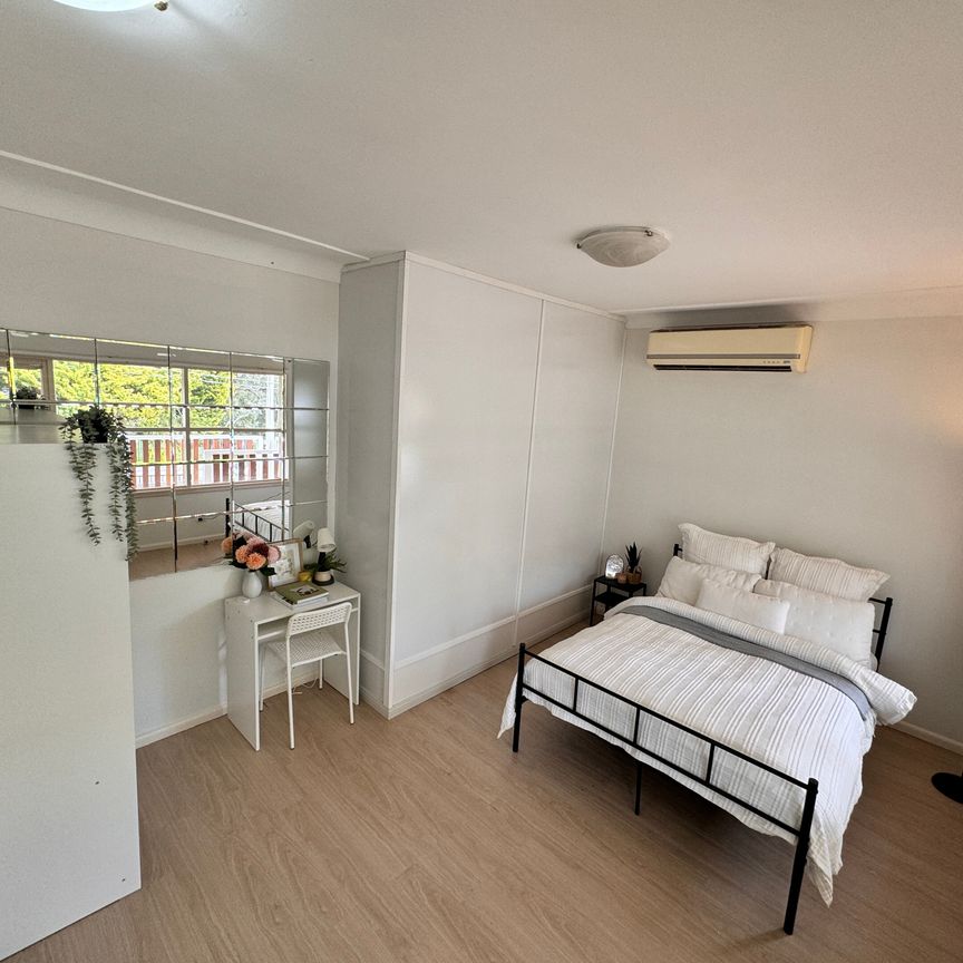 Sylvania - Photo 1