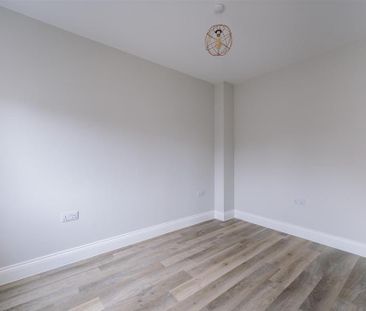 4 bedroom end of terrace house to rent - Photo 3