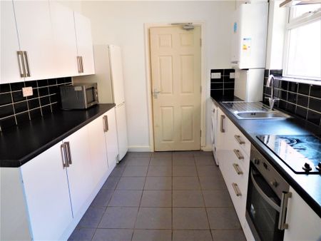 4 Bedroom Terraced To Rent in Lenton - Photo 2