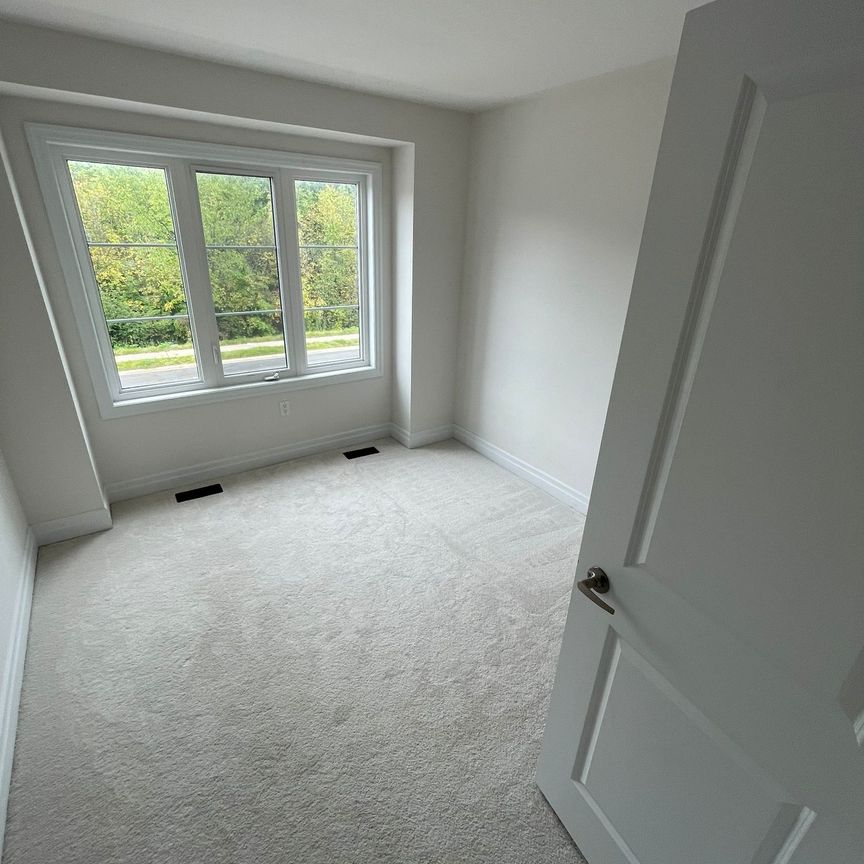 For Lease - 9249 Whiteoak Avenue, Niagara Falls, Ontario - Photo 1