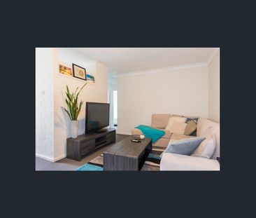 Two bedroom unit within walking distance to everything! - Photo 1