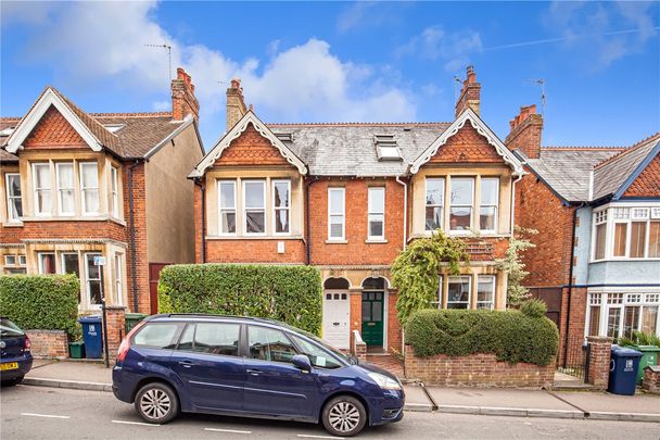 *SHARERS HOUSE* A large 5 bedroom house in this popular side road, suitable for professional sharers. Please note a new kitchen will be fitted before the start of the tenancy. - Photo 1