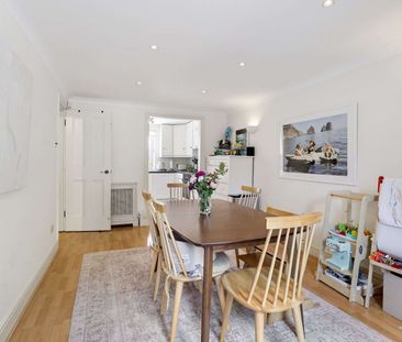 A four bedroom townhouse benefiting from a garage, off-street parki... - Photo 4