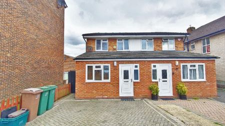 3 bedroom semi-detached house to rent - Photo 5