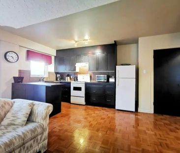 Furnished Top Floor Corner Unit -10th & 12th SW Beltline | 403 - 10... - Photo 1