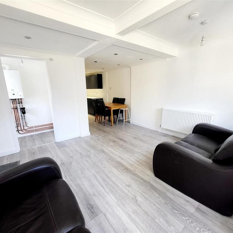 3 bedroom flat to rent - Photo 1