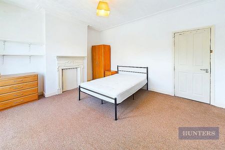 4 bedroom House To Let - Photo 4