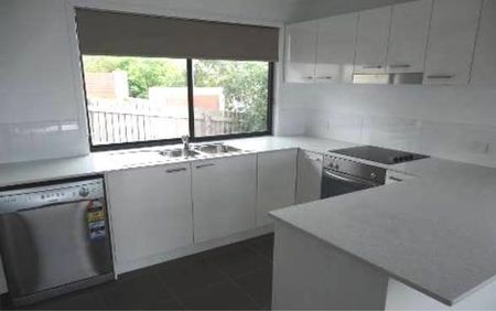 MODERN THREE BEDROOM FULLY AIR CONDITIONED TOWNHOUSE - Photo 5