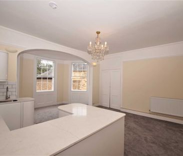 2 bed Flat for rent - Photo 2
