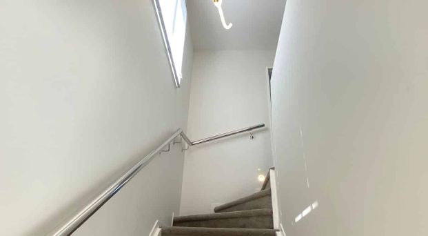 Modern Townhouse – Stylish, Sunny & Low Maintenanc - Photo 1