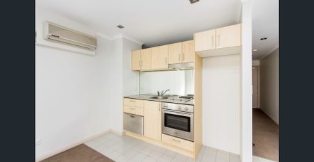 Linea Apartments, footsteps to train, cafes & fitness - Photo 4