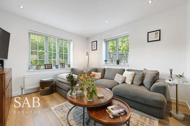 4 bedroom end of terrace house to rent - Photo 1