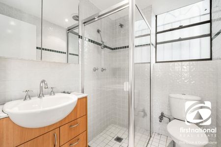 BOUTIQUE TWO BEDROOM GARDEN APARTMENT - Photo 4