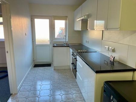 2 bedroom ground floor flat to rent - Photo 2