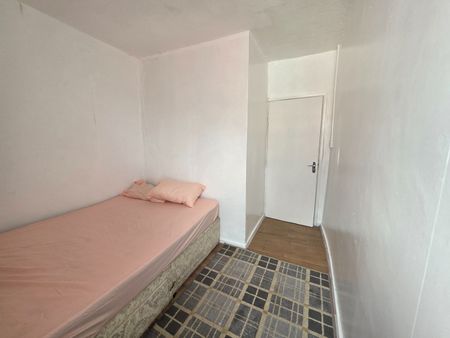 2 Bed Flat, Elmgrove Avenue, BS5 - Photo 2