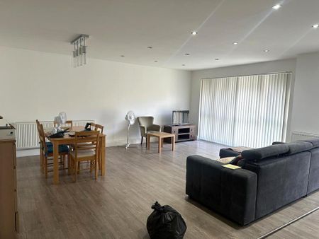 3 bedroom flat to rent - Photo 2